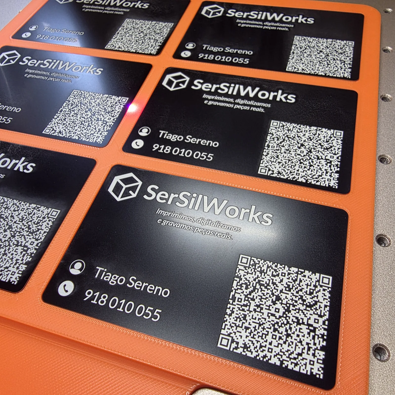 Cartão metálico preto SerSilWorks com QR code