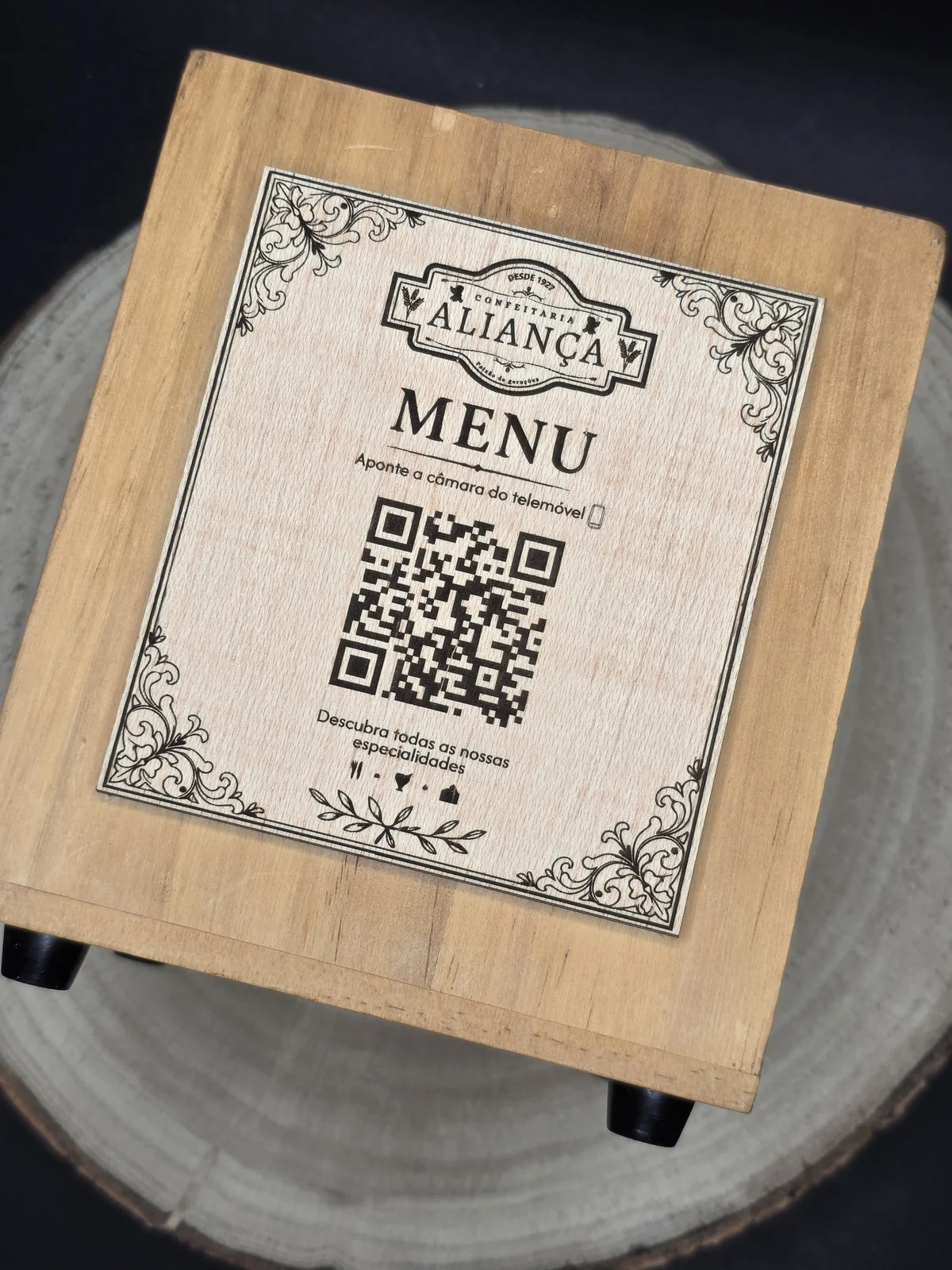 Placa QR para menu em madeira